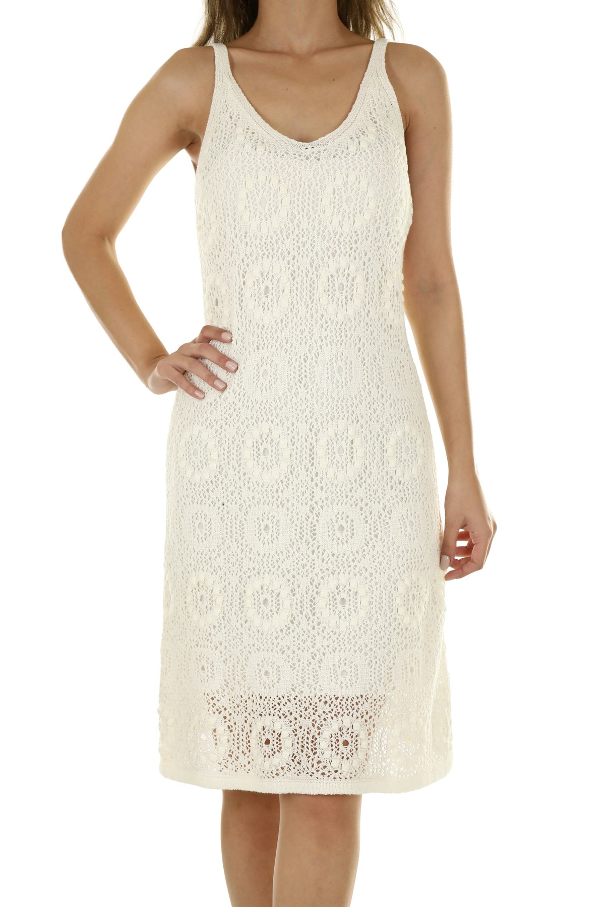 Vestido blanco tejido a gancho, sin mangas, a la rodilla.