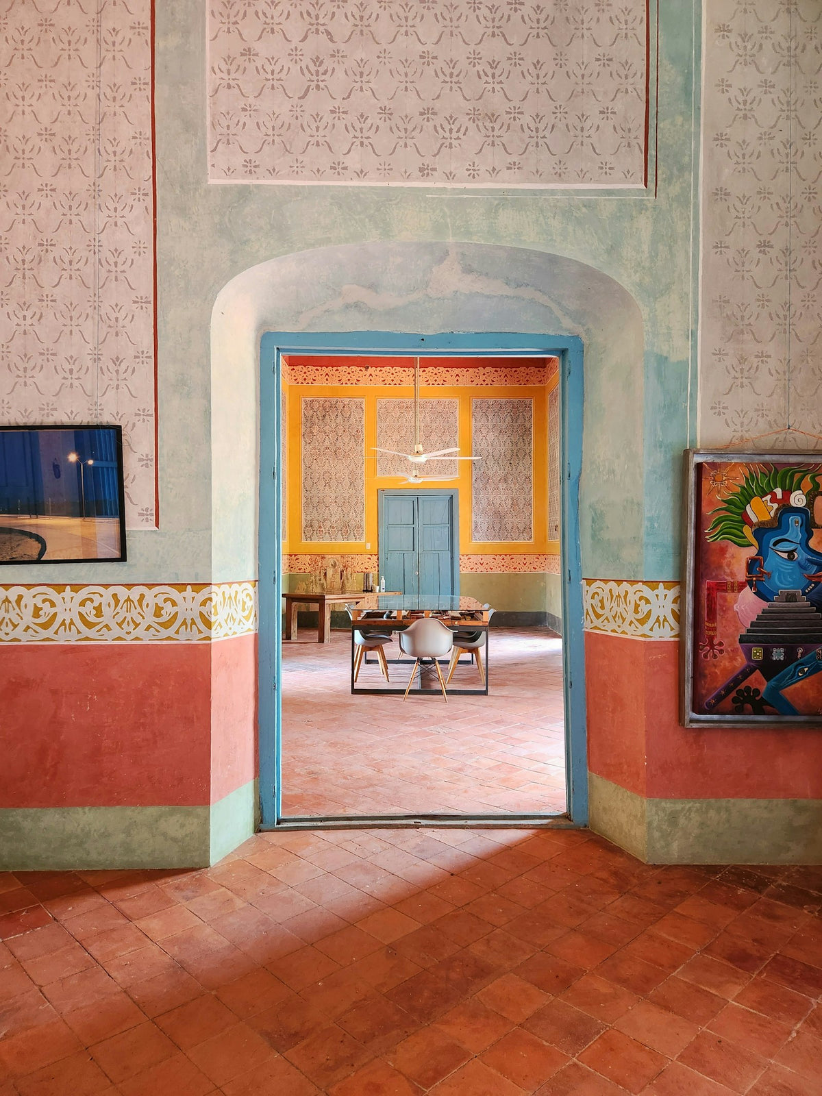 Interior de una casa de muros lisos, con luz de tarde.