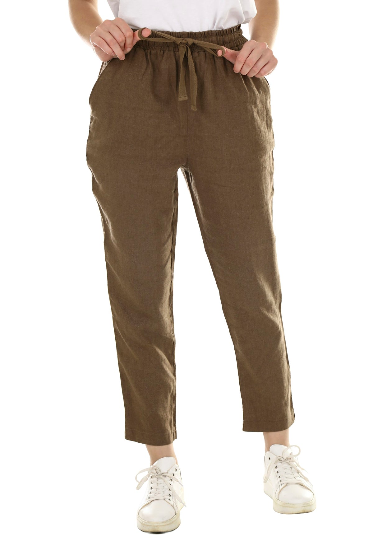 Pantalón de lino color tabaco, con jareta en la cintura.